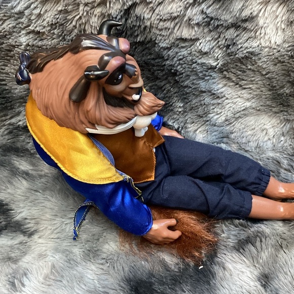 Disney Store Beast Classic Doll 12"
From Beauty And The Beast - Picture 13 of 16